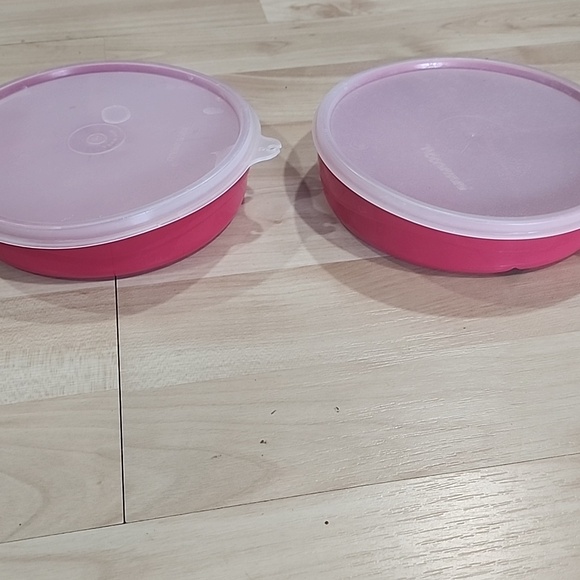 2 Tupperware Microwave safe divided bowls with lids like new - Picture 3 of 6